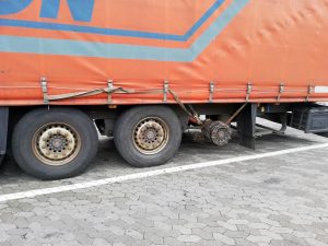 Полиция Германии задержала очередной грузовик с подвязанной ремнями осью полуприцепа