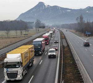 В Германии часть регионов из-за COVID-19 смягчает воскресные запреты на передвижение грузовых автомобилей