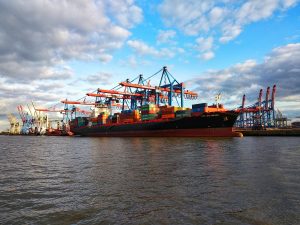 Порт Гамбурга постепенно заполняется полными контейнерами