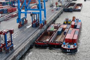 Порт Гамбурга наращивает контейнерные перевозки внутренним водным транспортом