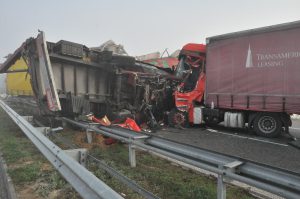 В Болгарии произошло массовое ДТП грузовиков в транзитной колонне