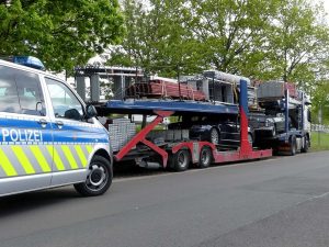Немецкой полиции не нравится, когда автовозом транспортируют обычные грузы