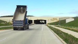 У США чергова вантажівка врізала піднятим кузовом по мосту