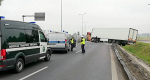 В Польше после периода отдыха водитель уснул за рулем грузовика и съехал с дороги