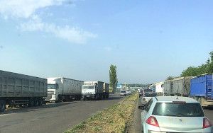 Транспортний колапс у Миколаєві - фури заблокували об'їзну дорогу та в'їзди до міста