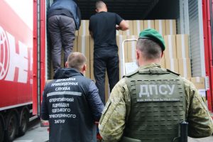 В Одессе выявили 4 контейнера контрабандного курева