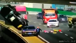 У Китаї легковий автомобіль упав з мосту після сильного удару вантажівки