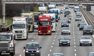 Немецкие регионы снова начинают отменять воскресные запреты на движение грузовиков