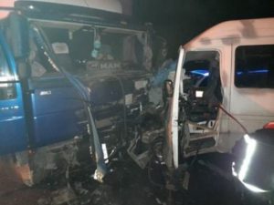 У Львівській області мікроавтобус врізався у вантажівку