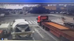 Незакрепленный груз «отомстил» незадачливому водителю из Китая