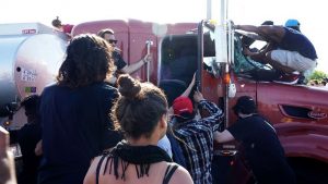 В США выпустили курс, обучающий водителей грузовиков действиям в чрезвычайных ситуациях при массовых протестах