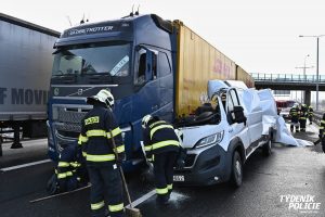 В Чехии после столкновения с грузовиком пополам разорвало микроавтобус