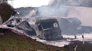 В Германии на А72 в результате ДТП сгорели два грузовика