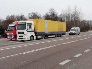 У Польщі гальмували 20-річного українського водія фури, який без прав перевозив авто з Нідерландів