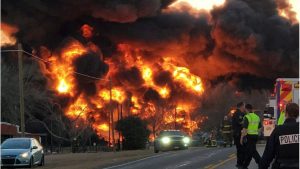У США вибухнув вантажний поїзд після зіткнення з фурою