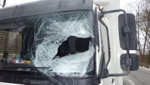 В Германии водитель грузовика пострадал от куска льда, прилетевшего от встречной фуры