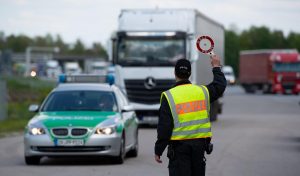 В Германии пьяный водитель на фуре не заметил, как врезался в машину с сигнальным прицепом дорожников