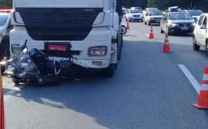 В Бразилии «обдолбанный» водитель грузовика не заметил, как наехал на мотоцикл, на котором ехали два человека