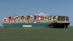 Сбившийся с курса мегаконтейнеровоз полностью заблокировал Суэцкий канал