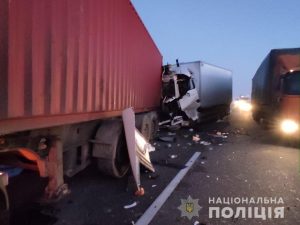 На Одещині сталася ДТП за участю трьох вантажівок