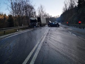 В Чехии сгорела фура после того, как в нее врезался легковой автомобиль