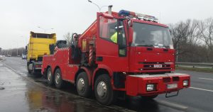В Варшаве задержан тяжелый эвакуатор с седельным тягачом, превысивший скорость в 2,5 раза