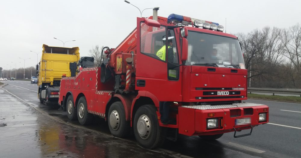 У Варшаві затриманий важкий евакуатор з сідельним тягачем, який перевищив швидкість в 2,5 рази.