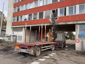 В Швейцарии водитель краном вынес стену полицейского участка