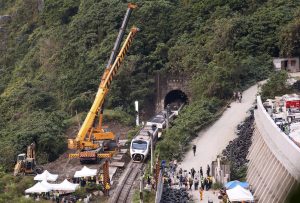 На Тайване произошла крупная железнодорожная катастрофа из-за скатившегося с горы грузовика