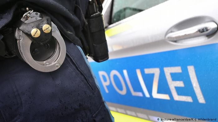 Німецька поліція півдня шукала «зниклого» далекобійника, який п'яний «в мотлох» спав у своїй машині
