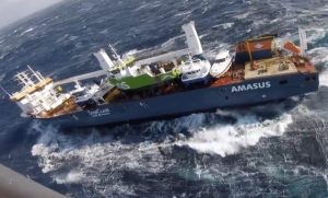 Дванадцятьох членів екіпажу врятовано з вантажного судна, що дрейфує біля берегів Норвегії.