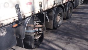 В Польше задержана румынская фура, водителю которой было лень менять поврежденное колесо