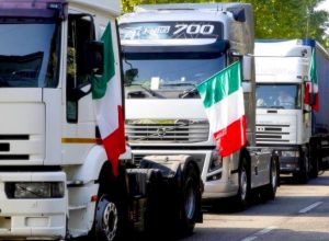 Итальянские дальнобойщики недовольны снижением условий оплаты труда в связи с кризисом