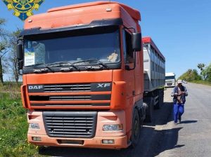 «Укртрансбезопасность» задержала два перегруженных грузовика одного перевозчика