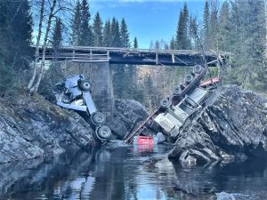 В Норвегии с моста в реку упал грузовик, перевозивший строительную машину