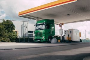 Вантажівки Mercedes-Benz зможуть автоматично розплачуватись за паливо на заправках Shell