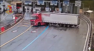 В Італії водій на вантажівці вирішив їхати зустрічкою, бо звернув у неправильному напрямку