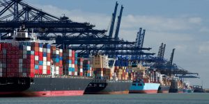 Понад 300 контейнеровозів простоюють у чергах у порти по всьому світу