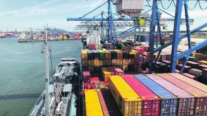 У порту Роттердама запроваджується додаткова плата за обробку контейнерів