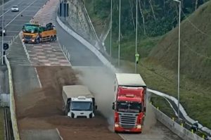 Пригода в Бразилії: дві вантажівки на одній смузі для екстреного гальмування
