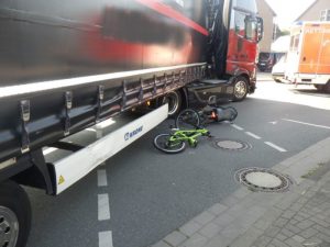 У Німеччині Mercedes Actros збив двох велосипедистів – не допомогла навіть вбудована система допомоги водієві