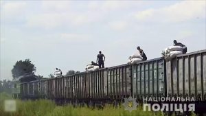 Поліція затримала злочинну групу, яка обкрадала вантажні потяги на Придніпровській залізниці