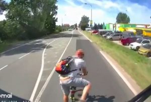У Чехії нова напасть – велосипедисти спеціально гальмують вантажівки