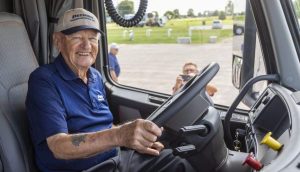 В Онтарио ушел на пенсию 90-летний «удивительный» дальнобойщик