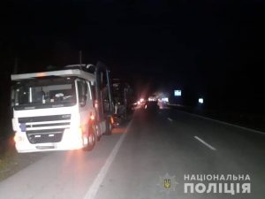 Житомирська область: поліція з'ясовує обставини ДТП за участю автовозу та міжнародного автобуса