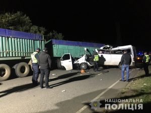 У Миколаївській області сталася ДТП за участю мікроавтобуса та двох вантажівок