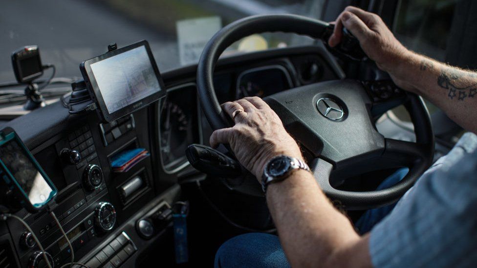 «Львы, ведомые ослами»: польский дальнобойщик объяснил британцам причины кризиса поставок в стране