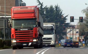 Статистика: перевозчики со всей Европы предлагают работу для водителей грузовиков