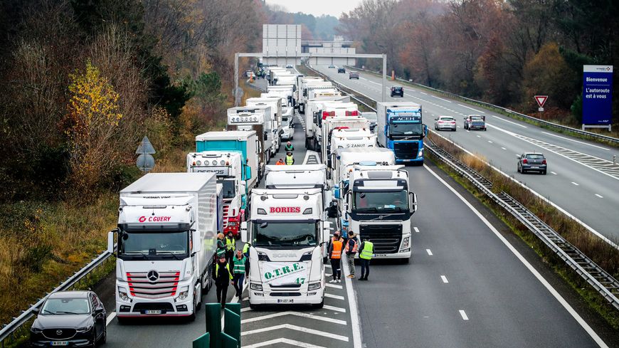 Во Франции началась всеобщая забастовка работников транспорта, на очереди Италия