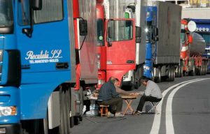 Албанські мігранти «готові безкоштовно працювати» водіями вантажівок у Великій Британії